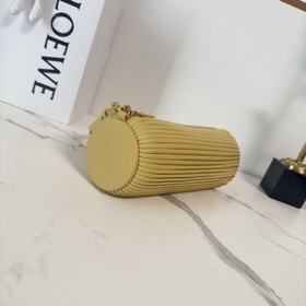 Loewe  Новая модель： маленькая сумка-
