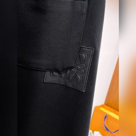 Новые кэжуал-брюки от Loewe весна 2026