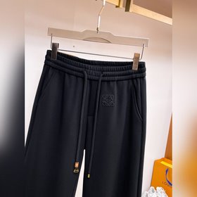 Новые кэжуал-брюки от Loewe весна 2026