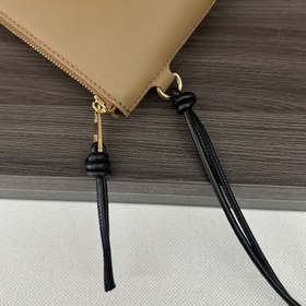 Loewe  Новая модель сумочкиз глянцево