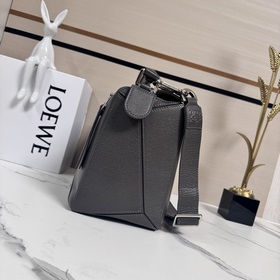 Loewe  Новый размер： большая сумка Pu