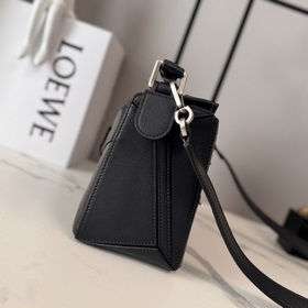 Loewe  Новая модель сумки Panta Puzzl