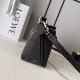 Loewe  Новая модель сумки Panta Puzzl