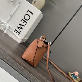 Loewe Новая модель — мини-сумка Puzz