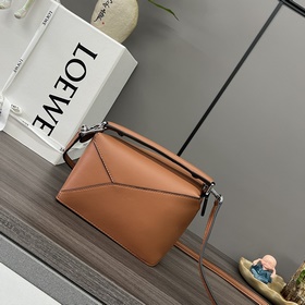 Loewe Новая модель — мини-сумка Puzz