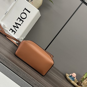 Loewe Новая модель — мини-сумка Puzz
