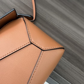 Loewe Новая модель — мини-сумка Puzz