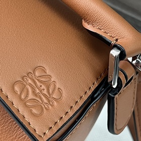 Loewe Новая модель — мини-сумка Puzz