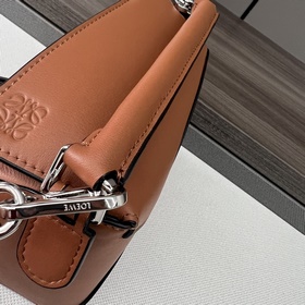 Loewe Новая модель — мини-сумка Puzz