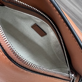 Loewe Новая модель — мини-сумка Puzz