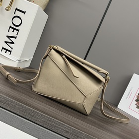 Loewe Новая версия сумки Puzzle Edge