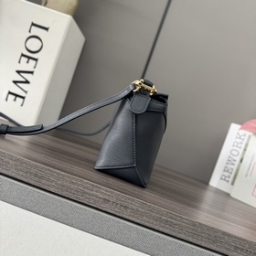 Loewe Новая версия сумки Puzzle Edge 