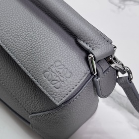 Loewe Новая версия сумки Puzzle Edge 