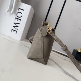 Loewe Новая версия сумки Puzzle Edge 