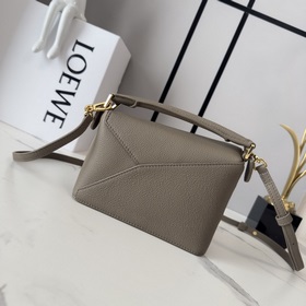Loewe Новая версия сумки Puzzle Edge 