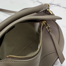 Loewe Новая версия сумки Puzzle Edge 