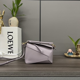 Loewe Новая модель — мини-сумка Puzzl