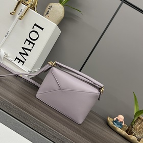 Loewe Новая модель — мини-сумка Puzzl