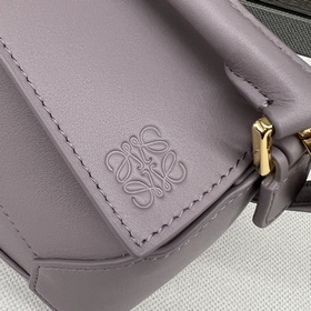 Loewe Новая модель — мини-сумка Puzzl