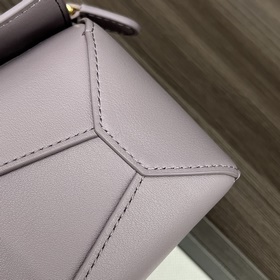 Loewe Новая модель — мини-сумка Puzzl