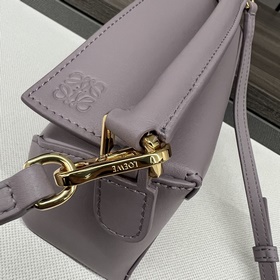 Loewe Новая модель — мини-сумка Puzzl