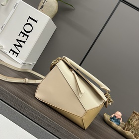 Loewe Новая модель — мини-сумка Puzzl