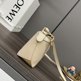 Loewe Новая модель — мини-сумка Puzzl