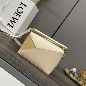 Loewe Новая модель — мини-сумка Puzzl