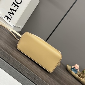 Loewe Новая модель — мини-сумка Puzzl