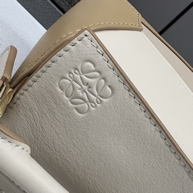 Loewe Новая модель — мини-сумка Puzzl