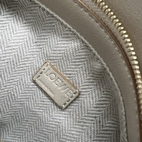 Loewe Новая модель — мини-сумка Puzzl