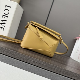 Loewe Новая модель — мини-сумка Puzz