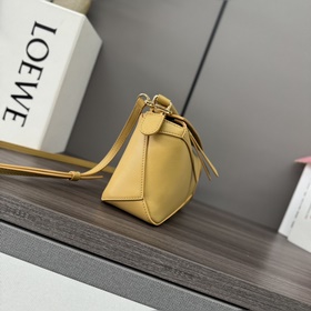 Loewe Новая модель — мини-сумка Puzz