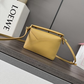 Loewe Новая модель — мини-сумка Puzz