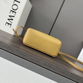 Loewe Новая модель — мини-сумка Puzz
