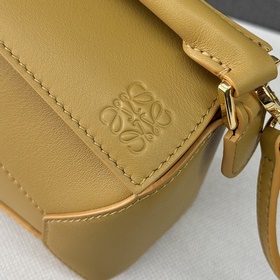 Loewe Новая модель — мини-сумка Puzz