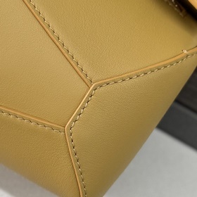 Loewe Новая модель — мини-сумка Puzz