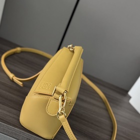 Loewe Новая модель — мини-сумка Puzz