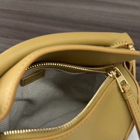 Loewe Новая модель — мини-сумка Puzz