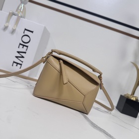 Loewe Новая модель — мини-сумка Puzzl