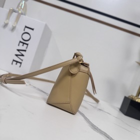 Loewe Новая модель — мини-сумка Puzzl