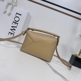 Loewe Новая модель — мини-сумка Puzzl