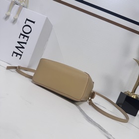 Loewe Новая модель — мини-сумка Puzzl