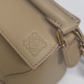 Loewe Новая модель — мини-сумка Puzzl