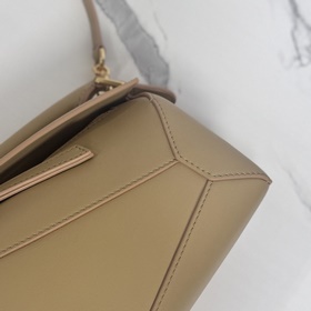 Loewe Новая модель — мини-сумка Puzzl