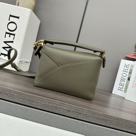 Loewe Новая версия сумки Puzzle Edge 