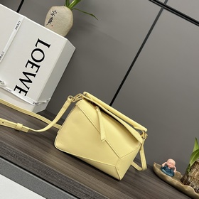 Loewe Новая модель — мини-сумка Puzzl