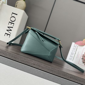 Loewe Новая модель — мини-сумка Puzzl