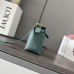 Loewe Новая модель — мини-сумка Puzzl