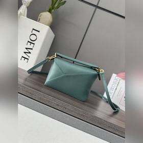 Loewe Новая модель — мини-сумка Puzzl